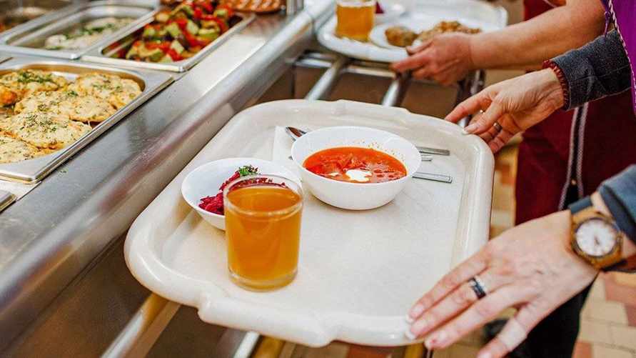 В НАН предложили, чтобы одни белорусские учителя платили больше других в школьных столовых. Почему?