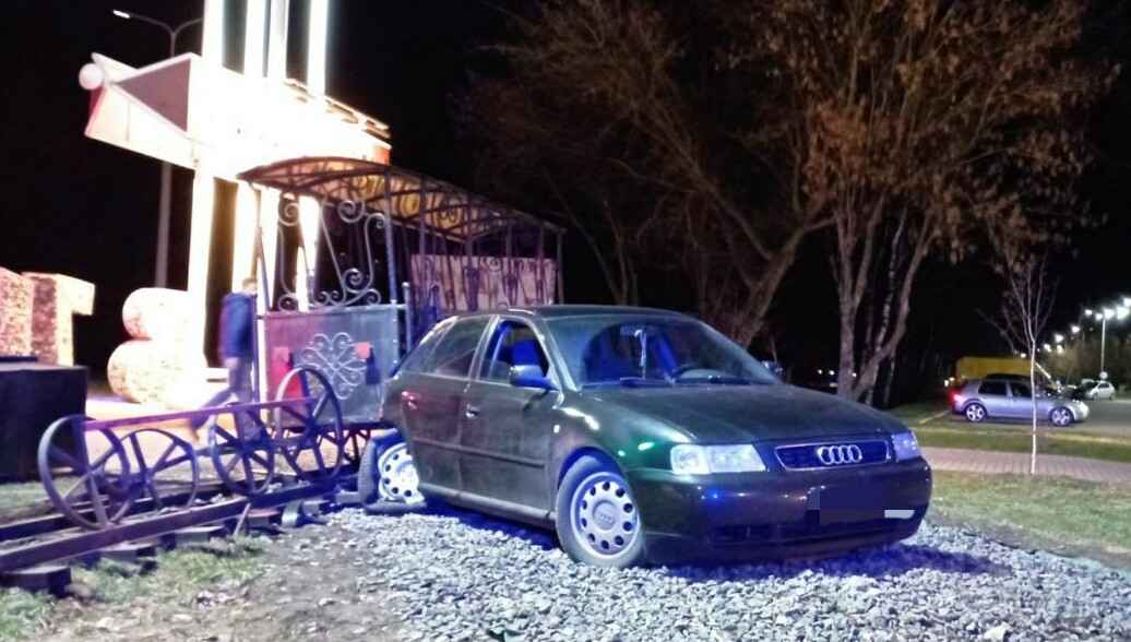 В Барановичах автомобиль снес паровоз