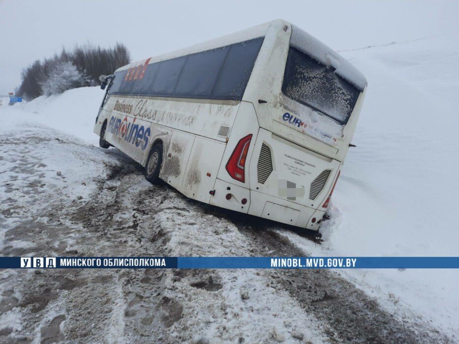 На трассе М6 пассажирский автобус столкнулся со снегоуборочным МАЗом