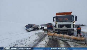 На трассе М6 пассажирский автобус столкнулся со снегоуборочным МАЗом