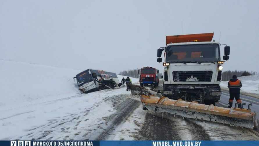 На трассе М6 пассажирский автобус столкнулся со снегоуборочным МАЗом