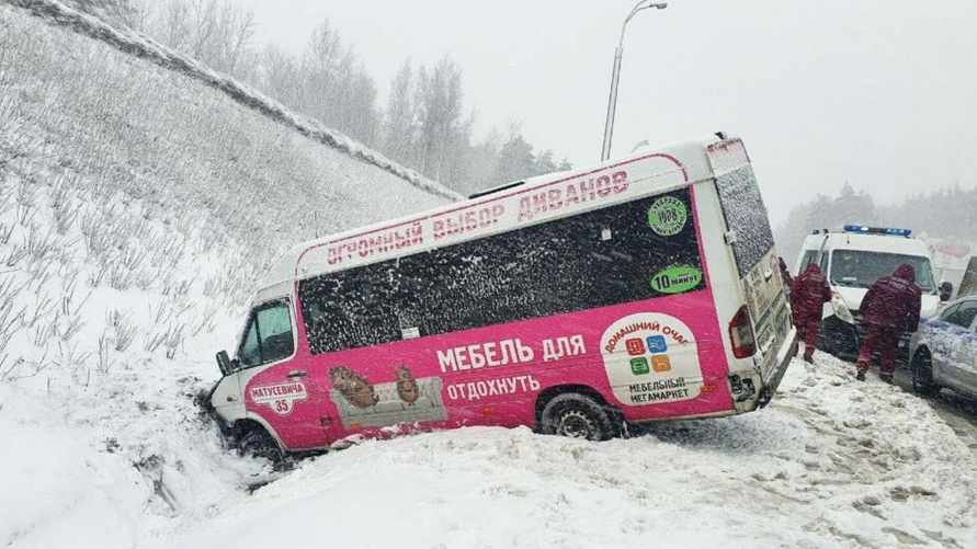 В Минске на МКАД маршрутка вылетела в кювет