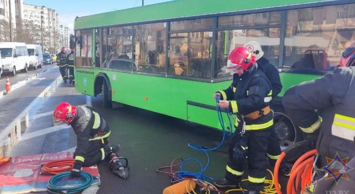 Появилось видео, как спасатели доставали девочку, попавшую под автобус
