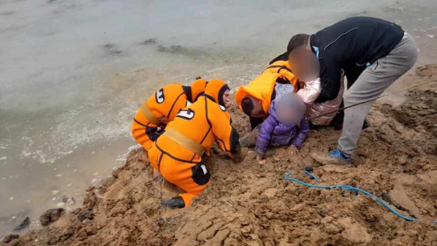 В Минске появились настоящие зыбучие пески. Сотрудники МЧС спали из ловушки двух девочек