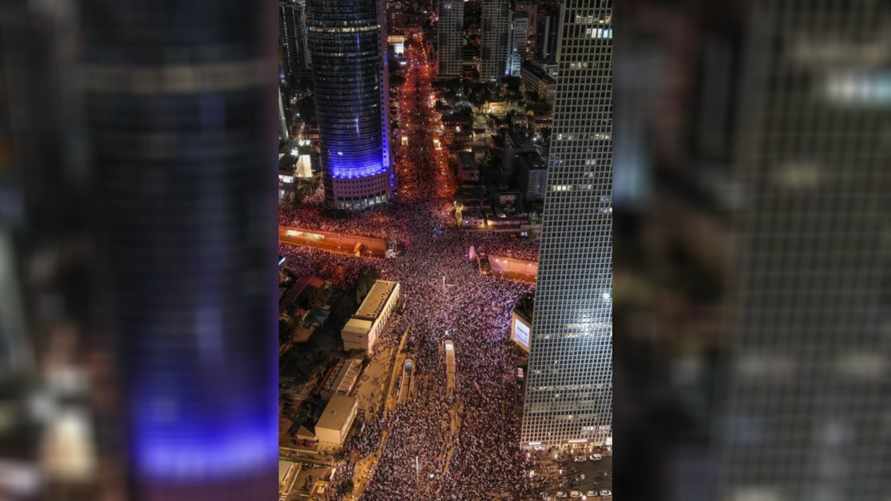 Сотни тысяч израильтян вышли на протест против правительства и объявили "неделю паралича"