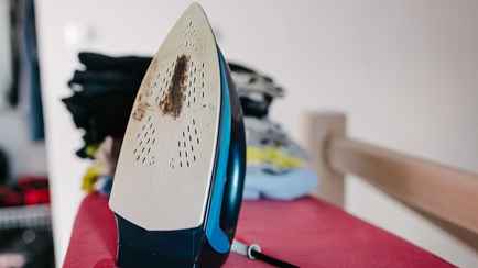 Как быстро почистить пригоревший утюг дома? Используйте аптечное средство за 50 копеек