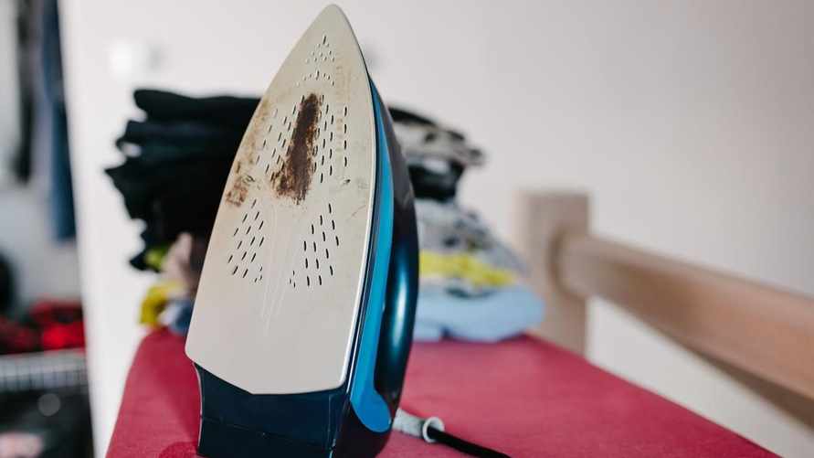 Как быстро почистить пригоревший утюг дома? Используйте аптечное средство за 50 копеек