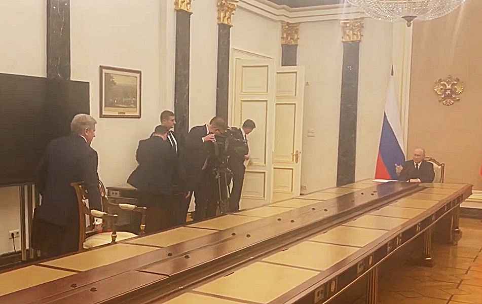 «Еще, еще... Достаточно» — В сеть попало видео, как Путин усаживает чиновника за свой длинный стол