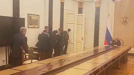«Еще, еще… Достаточно» — В сеть попало видео, как Путин усаживает чиновника за свой длинный стол