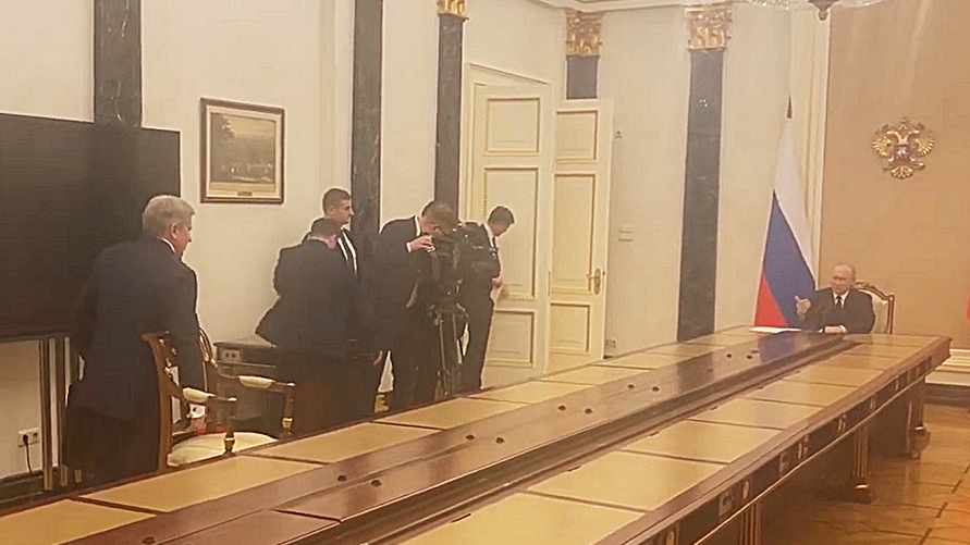 «Еще, еще... Достаточно» — В сеть попало видео, как Путин усаживает чиновника за свой длинный стол