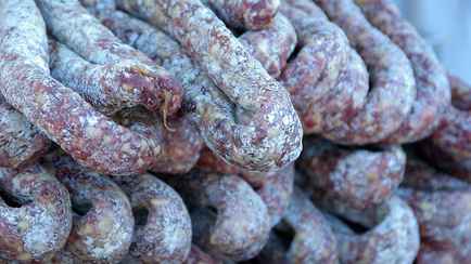 Можно ли есть колбасу с белым налетом на оболочке? Такая часто встречается в белорусских магазинах