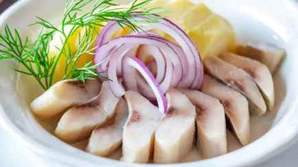 Зачем вымачивать селедку в кипяченом пиве? Вот как готовят рыбу в Польше