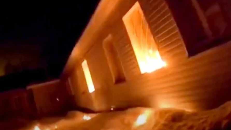 Скриншот из видео с поджогом