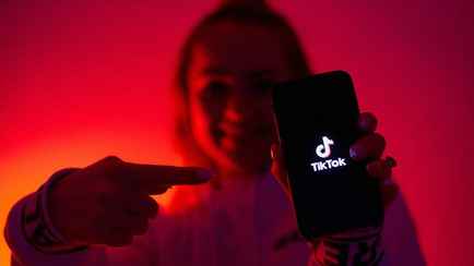 TikTok решил запретить подросткам смотреть видео дольше часа в день