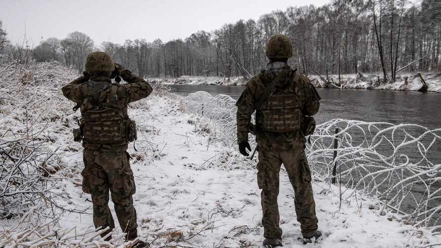 epa09627542 Polish soldiers stand at the Polish-Belarusian border near Bug river and Slawatycze, eastern Poland, 07 December 2021. Poland, Lithuania and Latvia have been tackling increased migratory pressure on their borders with Belarus, due to what they say is a destabilisation policy orchestrated by the Belarusian government in retaliation for EU sanctions. EPA-EFE/WOJTEK JARGILO POLAND OUT