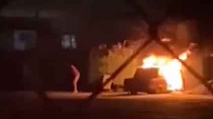 В Минске парень поджог «Запорожец» и танцевал возле него