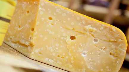 Можно ли есть сыр, который немного заплесневел? Узнали, насколько это безопасно