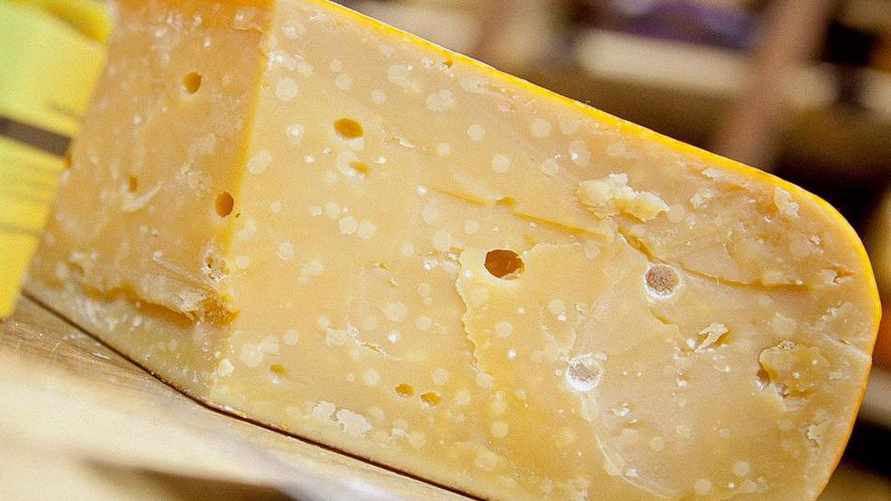 Можно ли есть сыр, который немного заплесневел? Узнали, насколько это безопасно