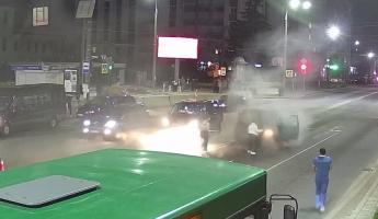 На видео попало, как в Могилеве машина загорелась прямо на перекрестке