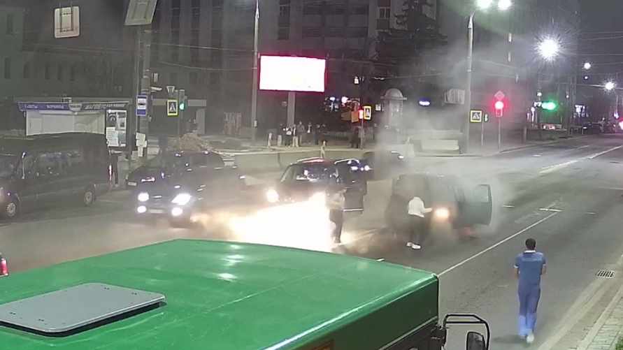 На видео попало, как в Могилеве машина загорелась прямо на перекрестке