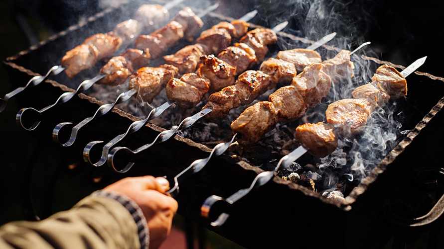 Как приготовить идеальный маринад для шашлыков? Эти ингредиенты сделают мясо мягким, сочным и уникальным
