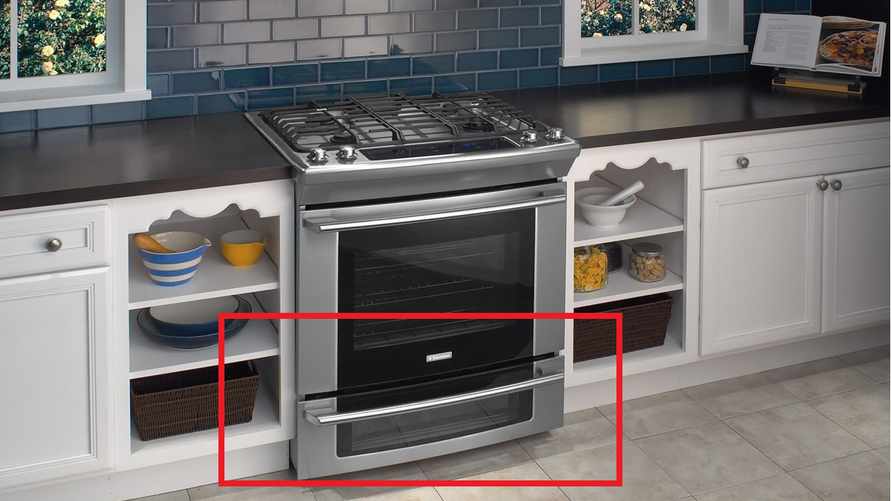 Зачем нужен ящик под духовкой? Не для того, чтобы складывать сковородки