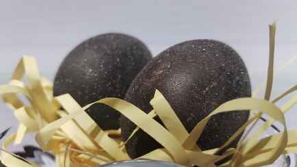 Как сделать мерцающие пасхальные яйца? Проверили тренд 2023 года на практике