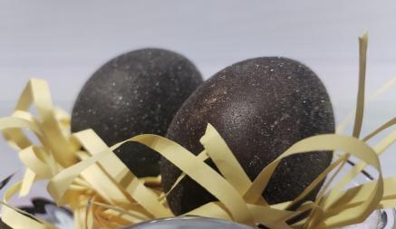 Как сделать мерцающие пасхальные яйца? Проверили тренд 2023 года на практике