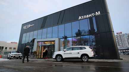 На заводе рассказали, почему белорусам приходится ждать новые Geely по 3-4 месяца