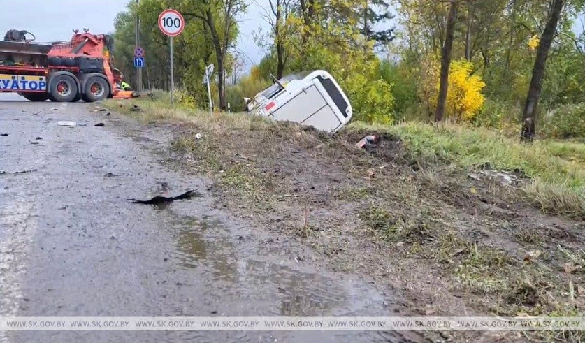 В СК показали, как автобус «Варшава — Минск» въехал в погрузчик. Кто стал виновником ДТП?