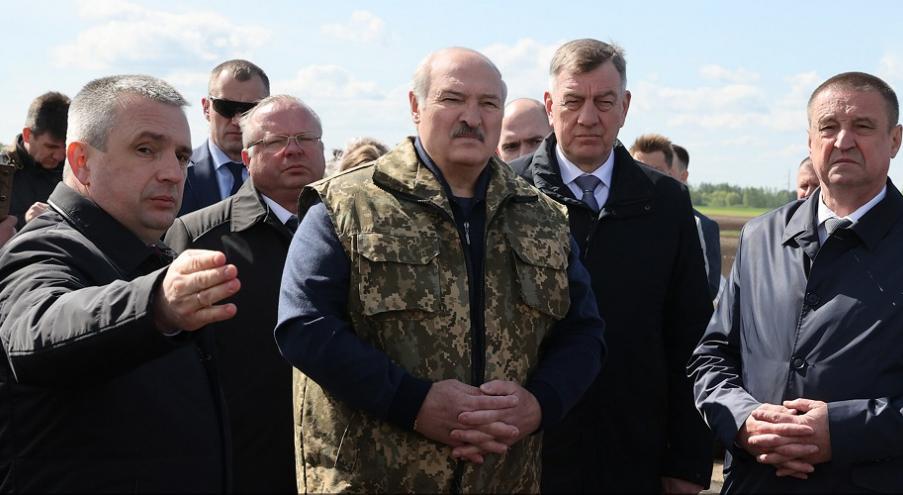 Общаясь с жителями города Ветки, Лукашенко отметил, что