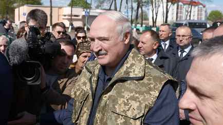 Лукашенко призвал белорусов радоваться санкциям