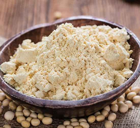 До попадания в колбасу соевый изолят похож на порошок или муку