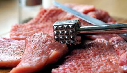 Почему на молотке для отбивания мяса разные узоры? Узнали, каким отбивать свинину, а каким — говядину