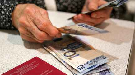 Сколько процентов государство может забирать от пенсий белорусов? В Минюсте рассказали, в каких случаях