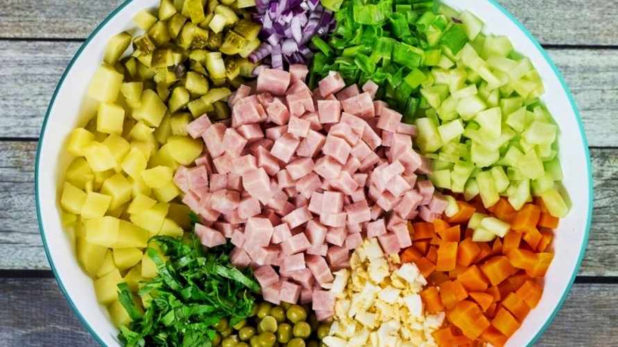 Как продлить жизнь салата, оставшегося после праздников? Белорусы раскрыли очень простые секреты