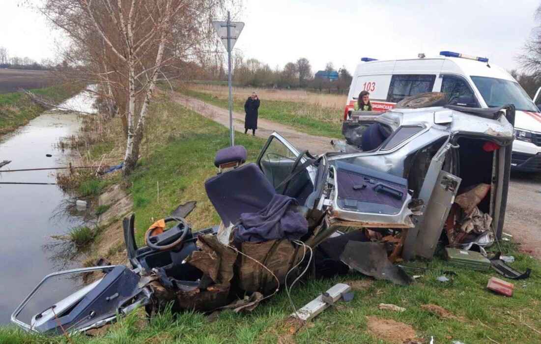 Под Брестом машину разорвало на куски в результате ДТП. Есть жертвы