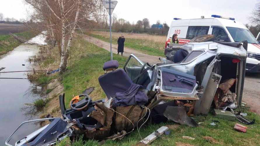Под Брестом машину разорвало на куски в результате ДТП. Есть жертвы