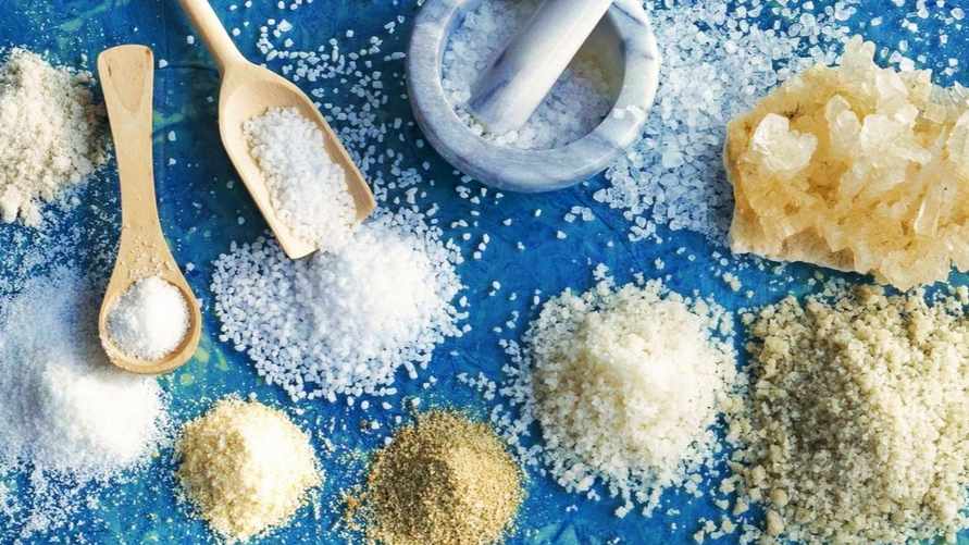 Не покупайте эту соль в магазинах. Диетолог рассказал, почему белорусам она ничем поможет