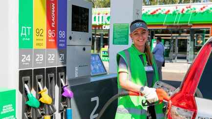 В Беларуси снова упали цены на бензин. Сколько можно будет купить на среднюю зарплату?