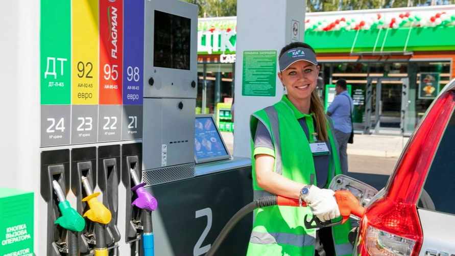 В Беларуси снова упали цены на бензин. Сколько можно будет купить на среднюю зарплату?