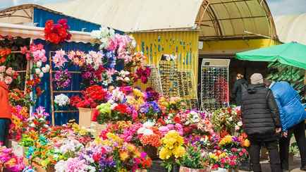 Почему белорусам нельзя нести на кладбища искусственные цветы? Чиновники и Церковь предупредили о последствиях