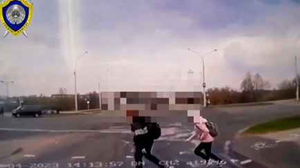 На видео попало, как в Минске двоих детей сбила машина