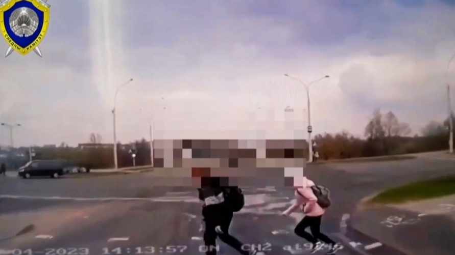 На видео попало, как в Минске двоих детей сбила машина