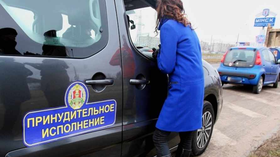 В Минске на дорогах появились патрули судебных исполнителей. Кто имеет право останаливать машины белорусов?