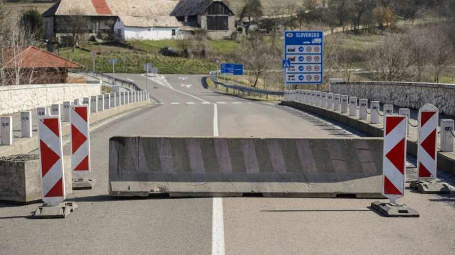 Словакия объявила, что на время "выйдет" из Шенгена