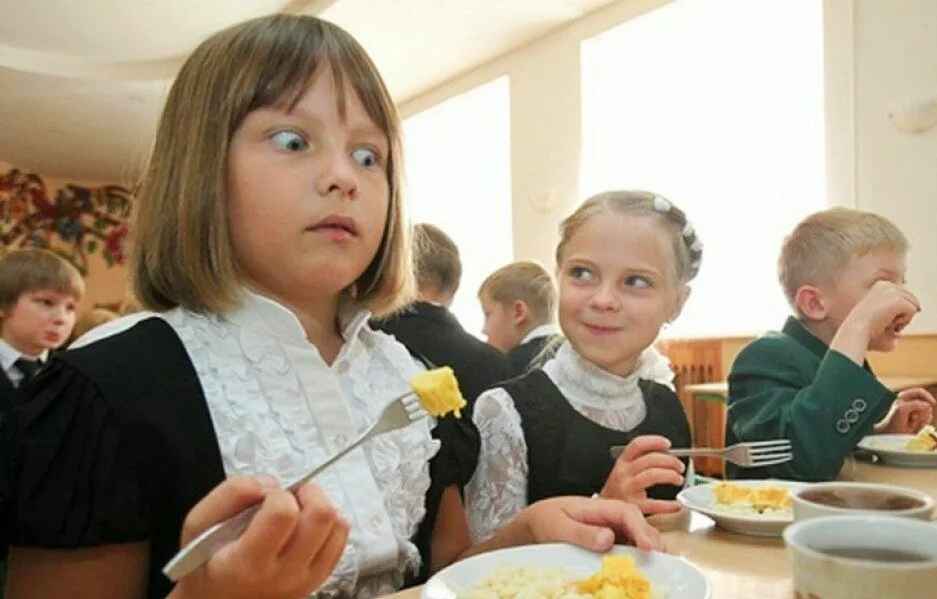 Белорусских школьников пообещали кормить экспериментальными "ёжиками" и "колобками"