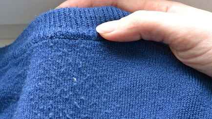 Как быстро убрать катышки с одежды в домашних условиях? Нужна всего одна шершавая вещь