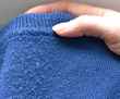 Как быстро убрать катышки с одежды в домашних условиях? Нужна всего одна шершавая вещь