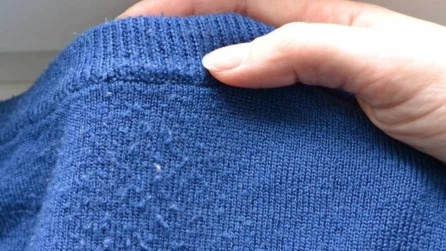 Как быстро убрать катышки с одежды в домашних условиях? Нужна всего одна шершавая вещь